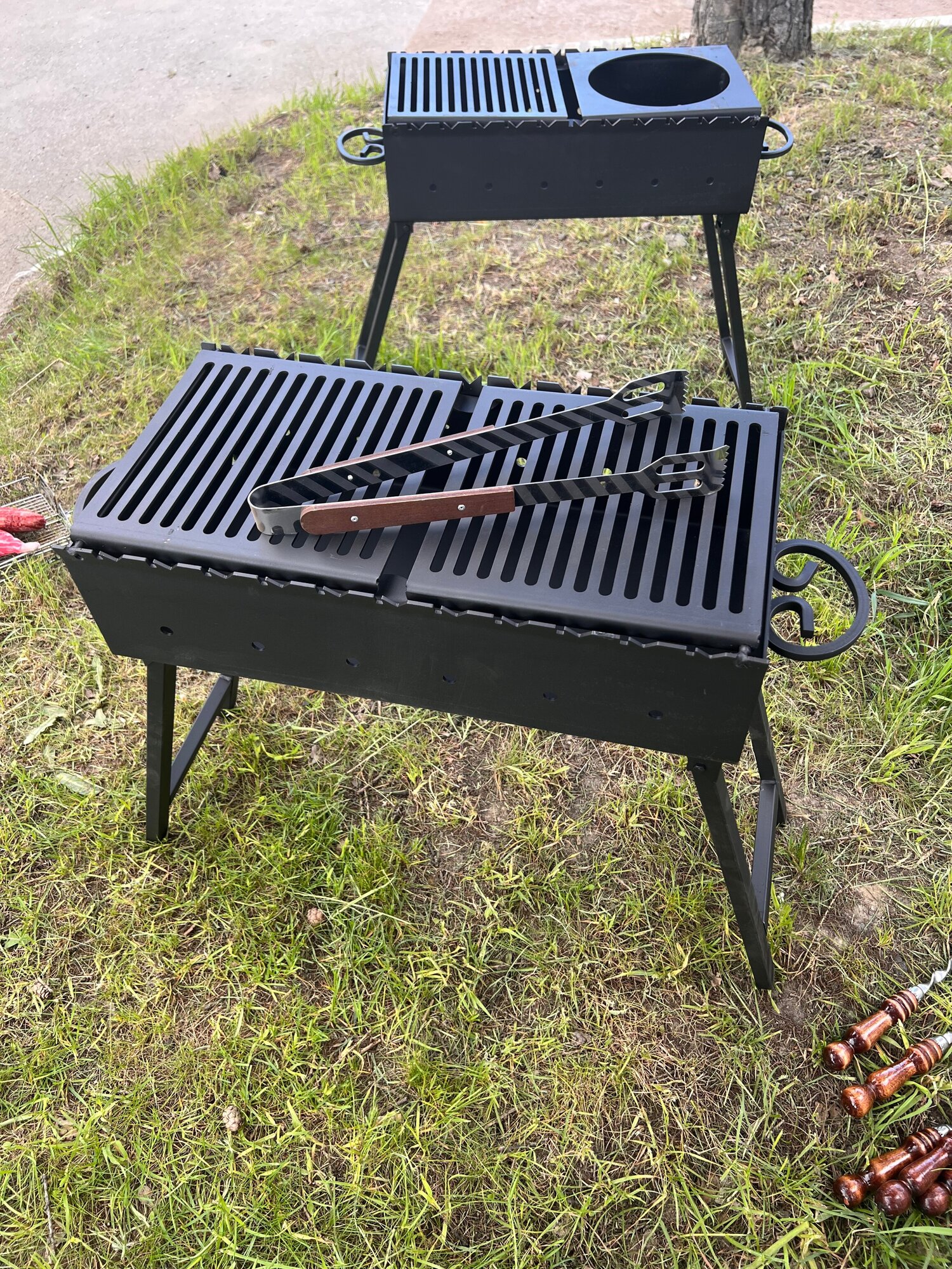 Мангал 600*400 КРУЧЕНЫЕ НОГИ +ПОЛКА