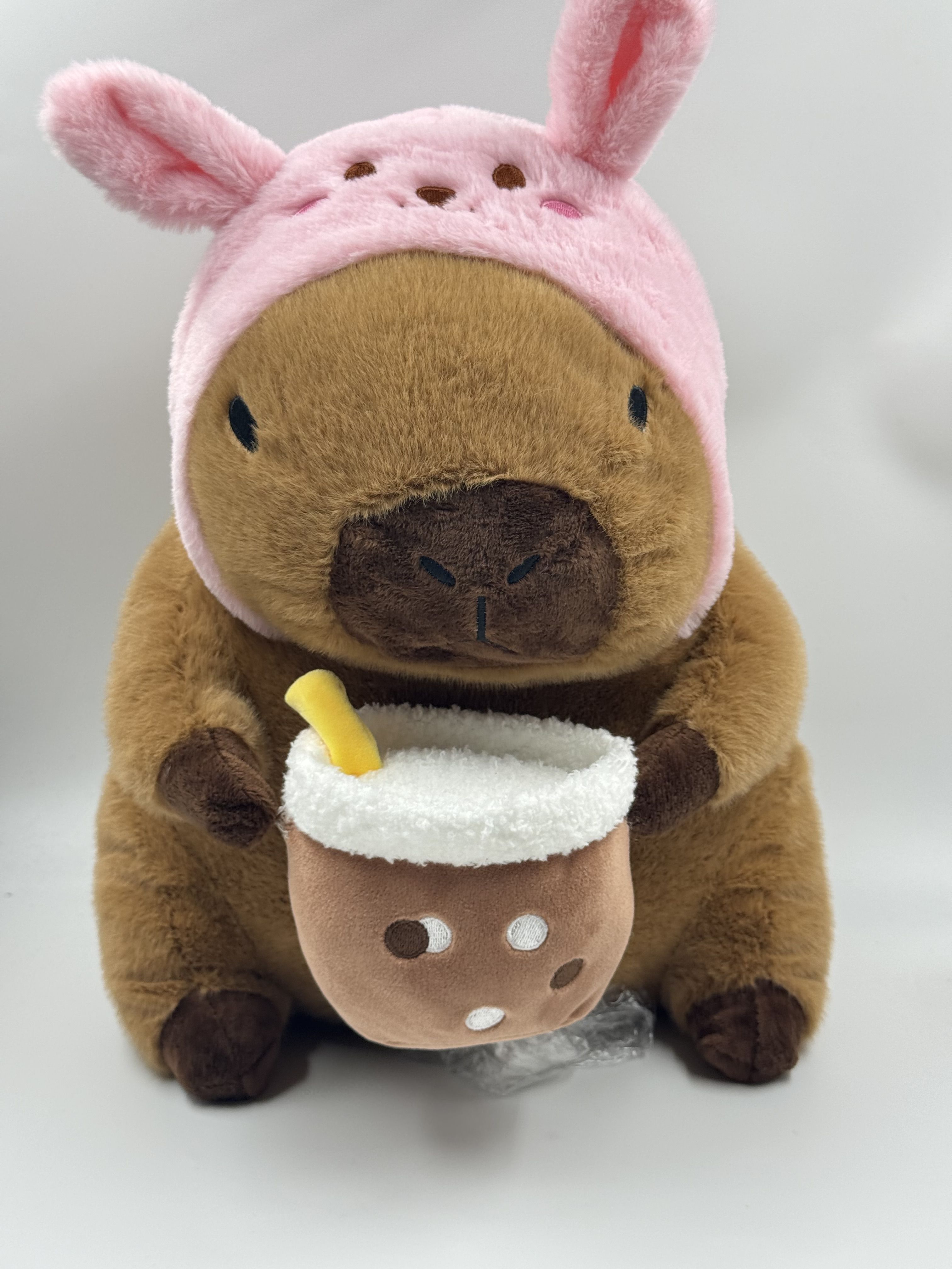 МЯГКАЯ ИГРУШКА "КАПИБАРА В ШАПКЕ ЗАЙКИ" 40 СМ 136-40