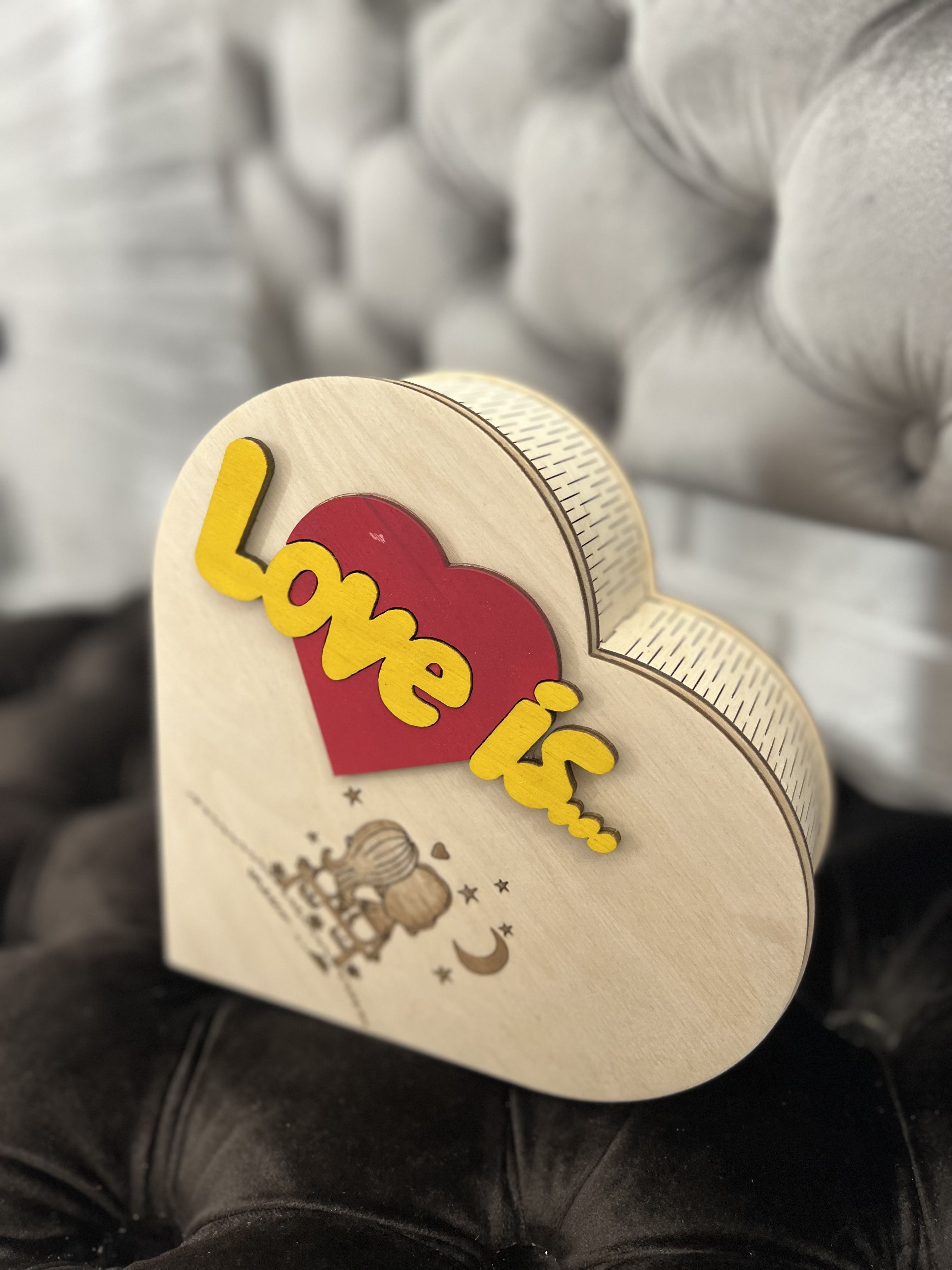 Коробка Love is 18х18х21см картон квалратная цветная (1шт)