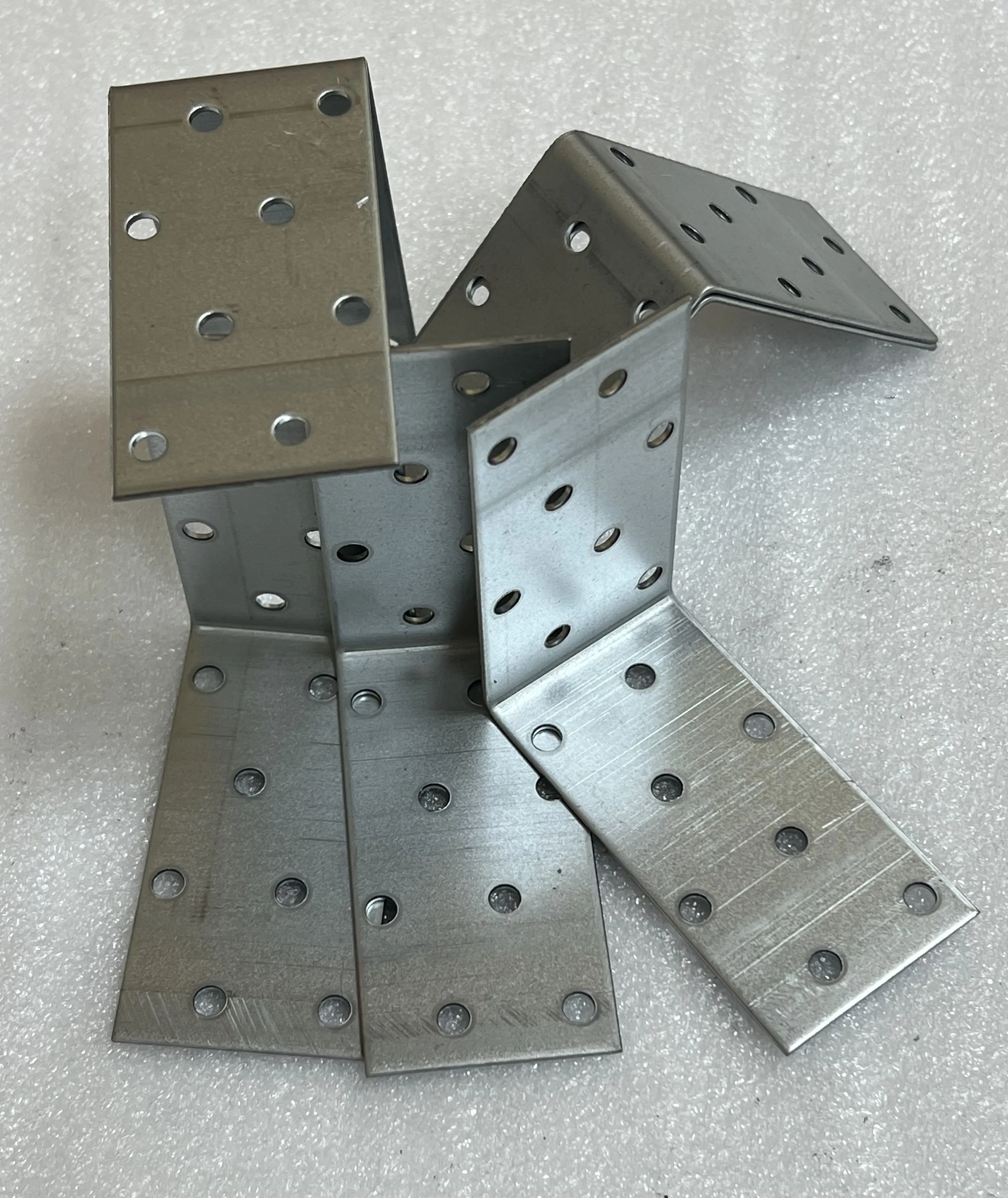 80*80*40*2,0мм крепежный уголок оц. равносторонний KUR-80-40