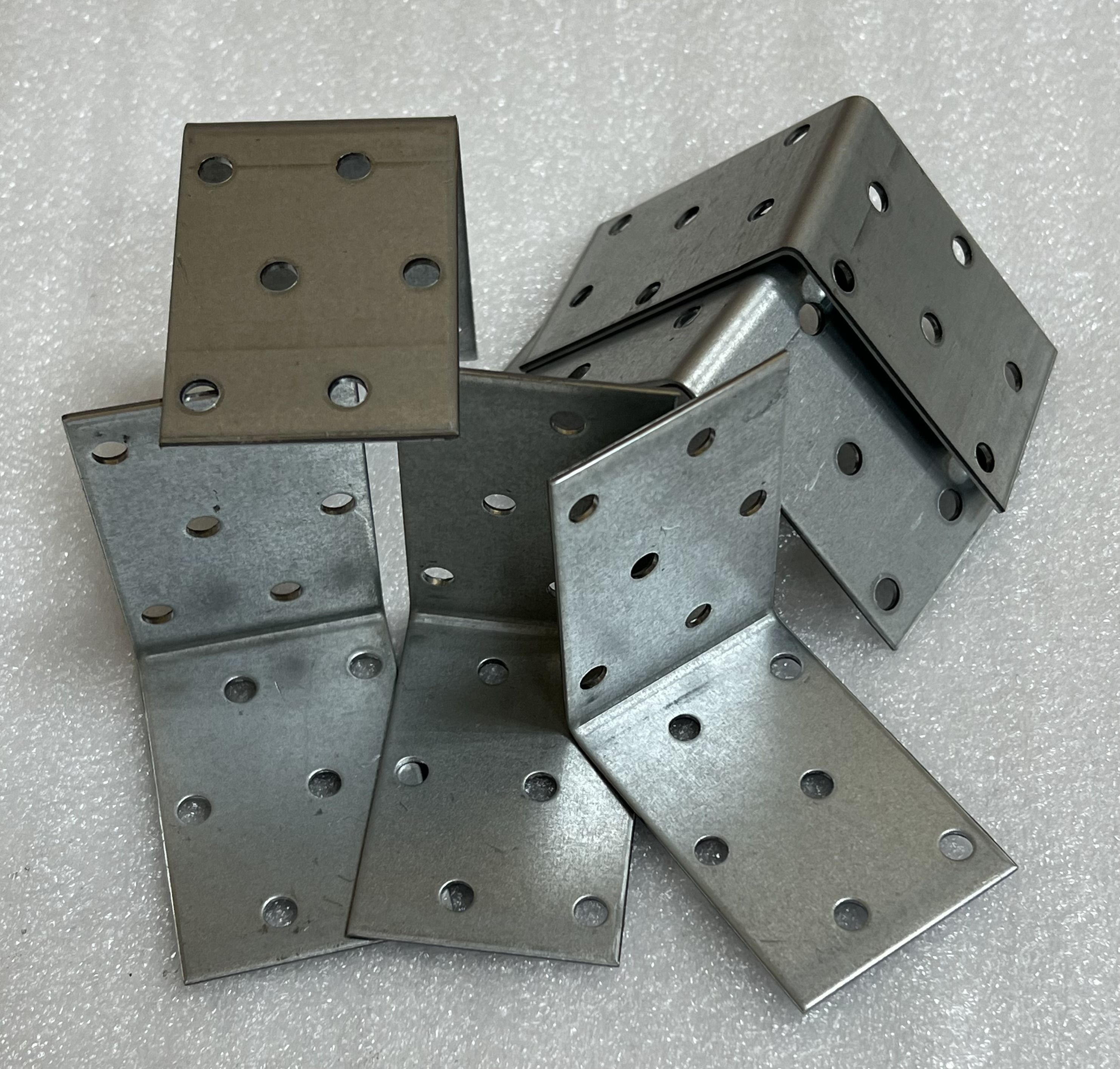 60*60*40*2,0мм крепежный уголок оц. равносторонний KUR-60-40